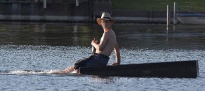Bier, Mann und kleiner Ponton treiben im Fahrwasser