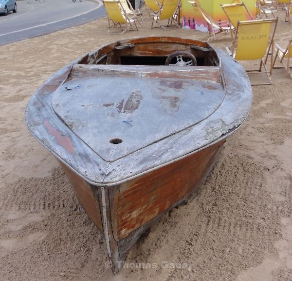 24. 7. 2011. Berlin. Berlin-Mitte. Beim Humboldhafen. Alte Motoryacht aus Holz als Deko in einem Strandcafé. Aufgelaufen. Ein schnittiger Bug im Sand