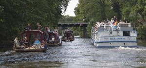 Flöße und Ausflugsdampfer auf dem Griebnitzkanal