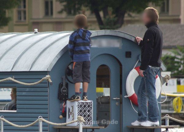 Kleiner Knirps auf Bierkiste am Steuerrad