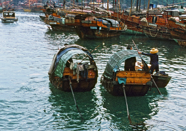 1970. Hongkong. Hongkong. Zwei kleine Boote mit Langschaft-Welle für flache Gewässer.