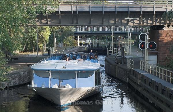 Ein Ausflugsdampfer fährt aus  der Schleuse Tiergarten. 