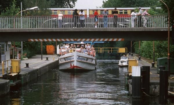 1996. Berlin. Tiergarten. Dampfer in der Schleuse Alles da. Boot in der Schleuse, darüber Zuschauer und die S-Bahn.