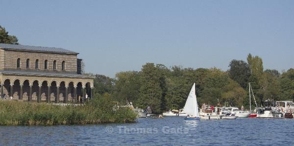 2011. Berlin. Havel bei der Heilandskirche Potsdam-Sacrow. Sportboote versammeln sich zum Gottesdienst für Sportschiffer Boote ankern vor der Heilandskirche
