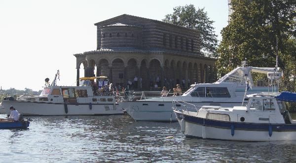 2011. Berlin. Havel bei der Heilandskirche Potsdam-Sacrow. Sportboote versammeln sich zum Gottesdienst für Sportschiffer Boote bei der Kirche