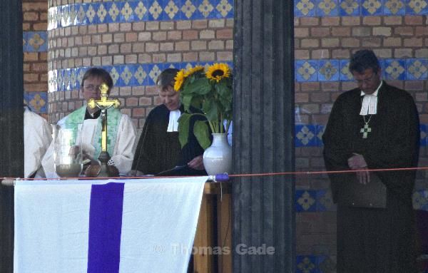 2011. Berlin. Havel bei der Heilandskirche Potsdam-Sacrow. Sportboote versammeln sich zum Gottesdienst für Sportschiffer Die Predigt