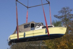 Tegeler See. Auskranen der Boote.