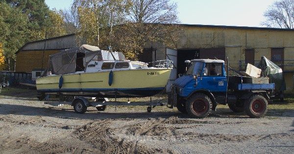 Bootshaus Saatwinkel. Boot auf dem Trailer Bootshaus Saatwinkel. Boot auf dem Trailer