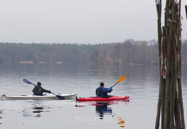 1. 1. 2012. Berlin. Tegel. Tegeler See. Paddelboote. Paddeln. Kajak Paddler auf dem Tegler See