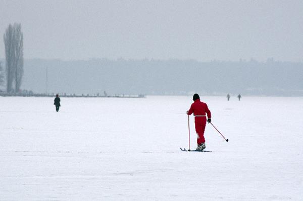 2012. Berlin. Zehlendorf. Wannsee. Winter. Eis. Schnee. Langlauf. Skilaufen Langlauf auf dem Wannsee