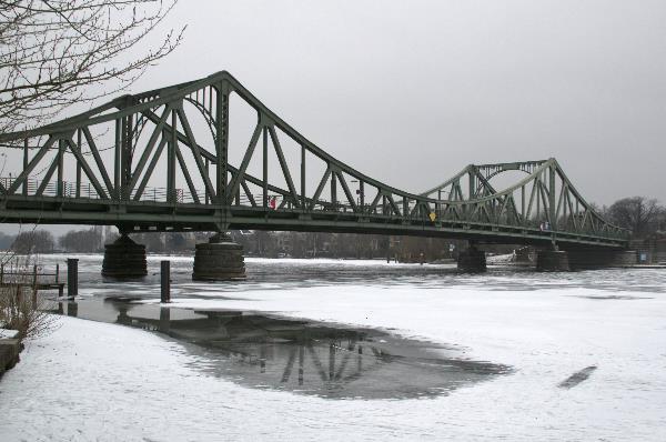 2012. Brandenburg. Potsdam. Glienicker Brücke über der Havel Glienicker Brücke über der Havel. Winter. Eis. Schnee. Zugefrorene Havel.