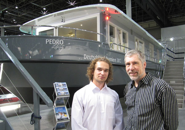 Pedro-201202 Geschäftsführer Vladimir Tomán (R) und Marketing Manager Petr Chudomel von Ceska lodni doprava – Charter s.r.o. vor der Pedro Liberty