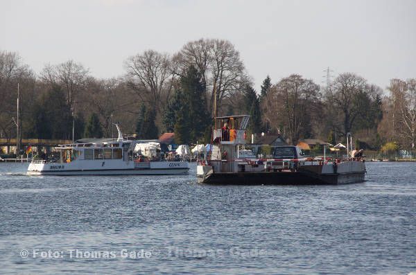2012. Berlin. Tegel. Havel bei Valentinswerder. Autofähre Hol über 2. Autofähre Hol über II auf der Havel