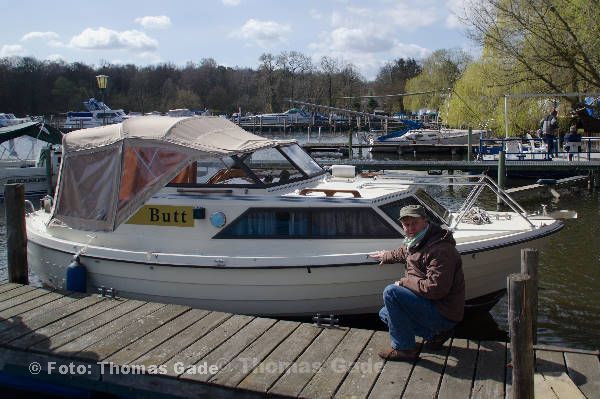 2012. Berlin. Zehlendorf. Wannsee. Bootshaus am Pohlesee. Das Motorboot Butt wird zu Wasser gelassen. Thomas Gade Die Bootssaison ist eröffnet.