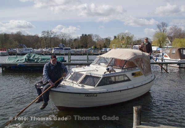 2012. Berlin. Zehlendorf. Wannsee. Bootshaus am Pohlesee. Das Motorboot Butt wird zu Wasser gelassen. Thomas Gade Das Boot wird zum Liegeplatz gepaddelt.