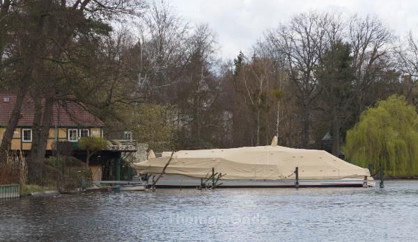 2012. Berlin. Zehlendorf. Wannsee. Kleiner Wannsee Motoryacht 'Albin Köbis' unter einem großen Winterverdeck
