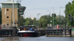 Spielball des Schraubenstroms in der Schleuse Spandau