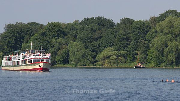 Tegeler See. Ein Ausflugsdampfer nähert sich