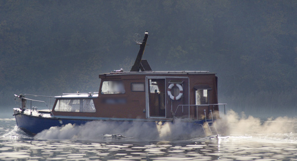 Qualmendes Motorboot auf dem Tegler See 2012. Berlin. Tegel. Tegeler See. Starke Abgase von einem Motorboot