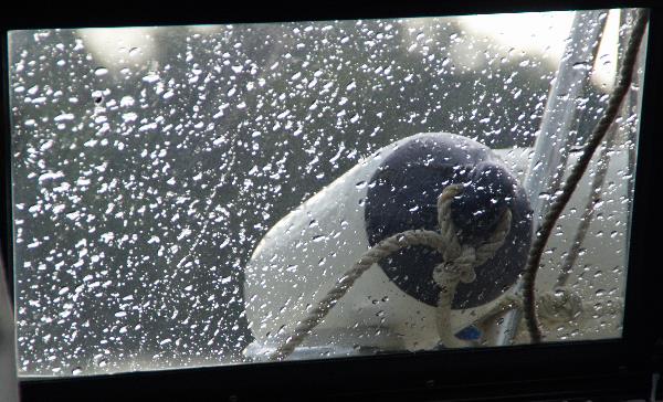 Regentropfen am Kabinenfenster