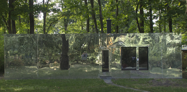 Glänzende Fassade aus Metall