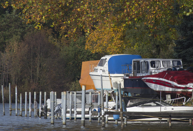Leere Stege, Boote an Land