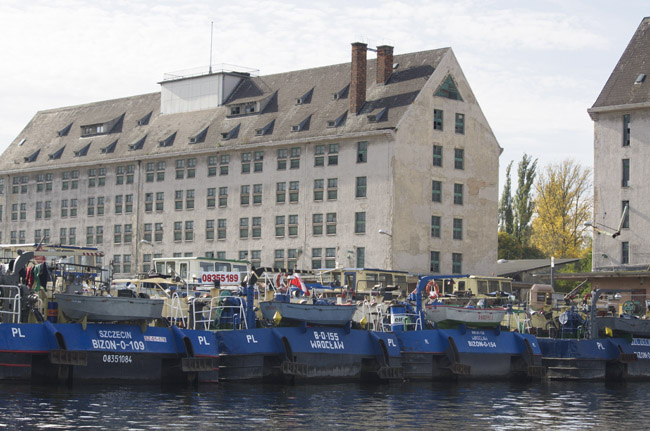 Binnenschiffe in Spandau am Speicher