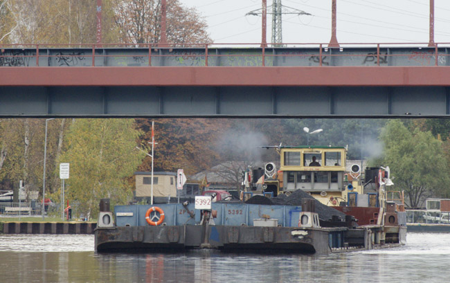 Schubverband mit Kohle auf der Havel-Oder-Wasserstraße