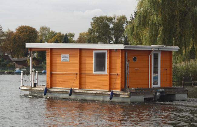 Hausboot auf der Havel in Spandau