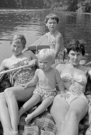 Familie im Kanu