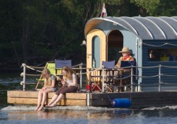 Sturz vom Hausboot. Mann über Bord!