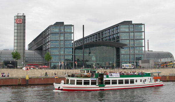 MS Phönix auf der Spree vor dem Hauptbahnhof