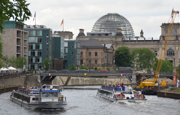 Reichstag. Fahrgastschiffe auf der Spree
