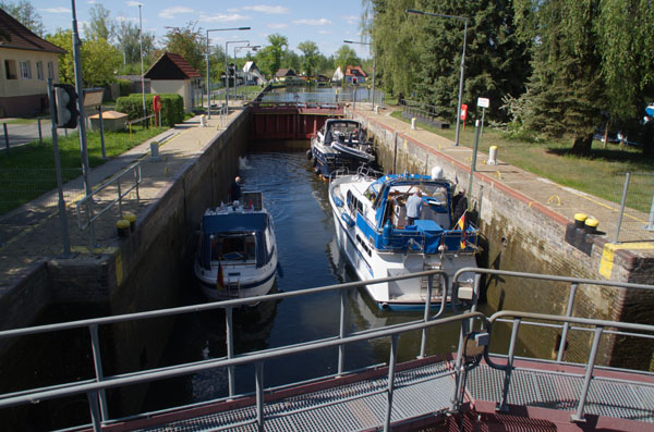 Zehdenick. Boote in der Schleuse 