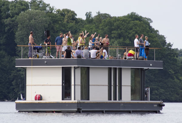 Tegeler See. Party auf einem Hausboot