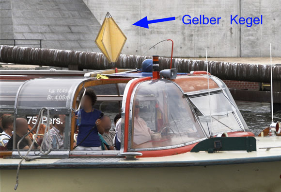 Gelber Kegel auf einem Fahrgastschiff