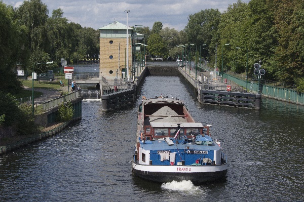 Schubverband beim Einlaufen in die Schleusenkammer