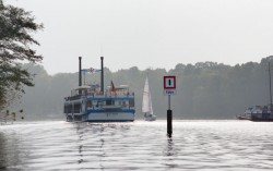 Segelboot blockiert Fahrrinne