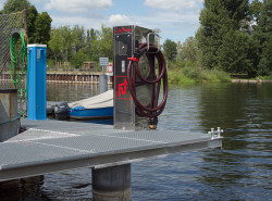 Oberhavel Spandau.  Frischwasser und Fäkalienentsorgung für Sportboote