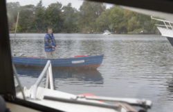 Angler ankert in der Hafeneinfahrt